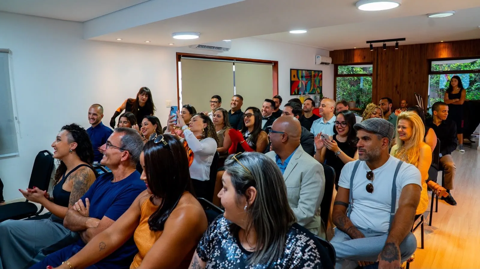 Colaboradores rindo durante palestra da MoreLuz